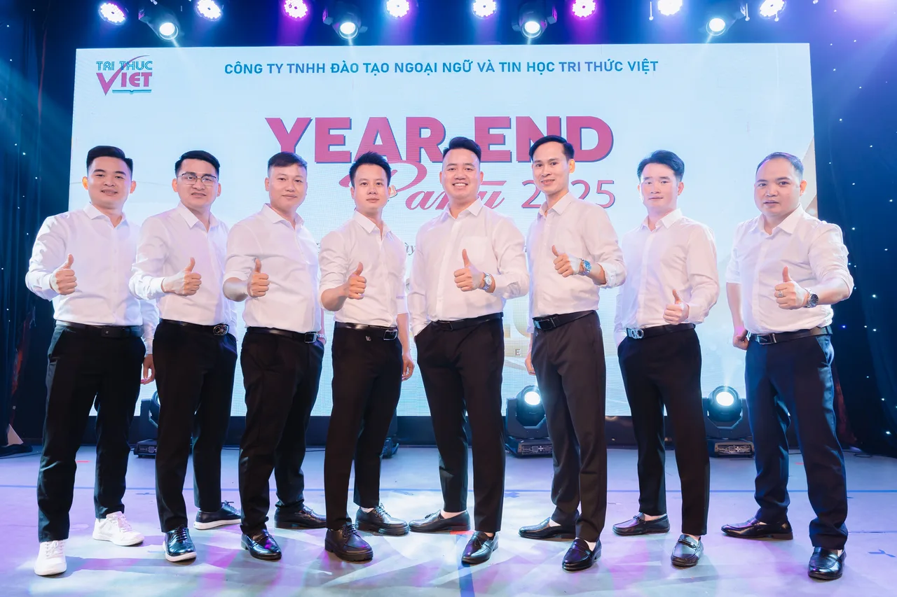 Tập thể nhân viên Tri Thức Việt