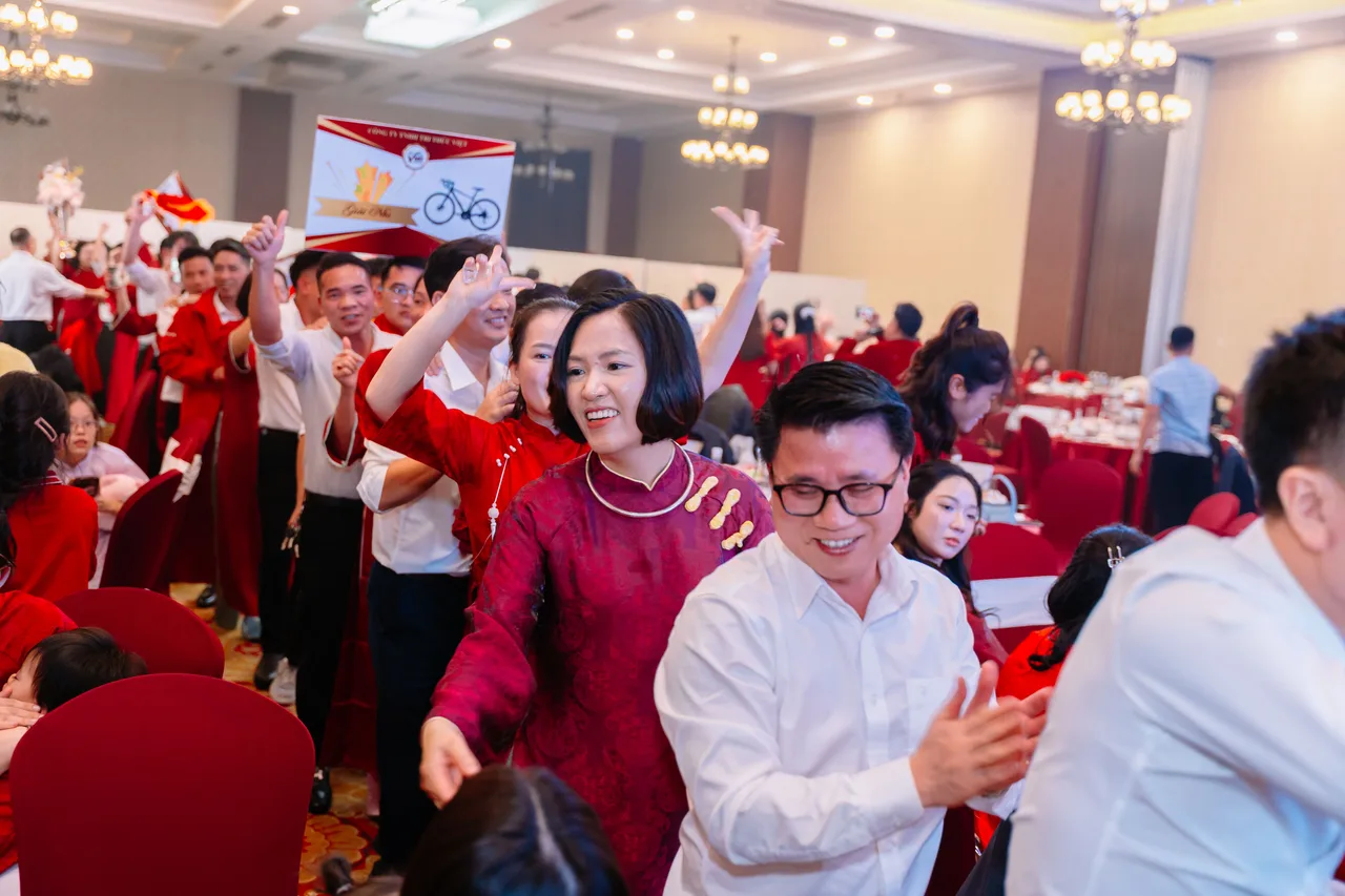 Giao lưu thân mật giữa các thế hệ nhân sự