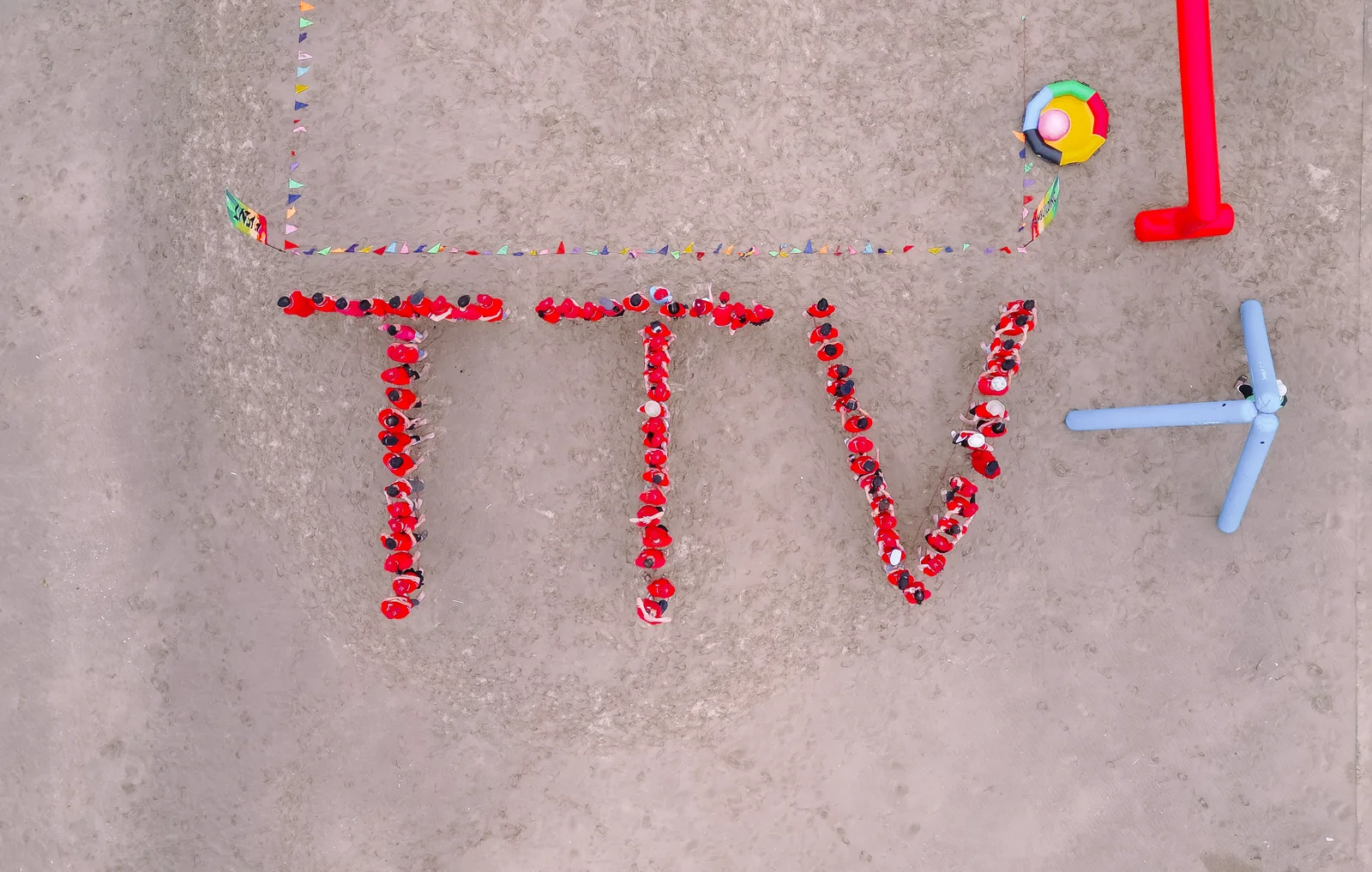 Tập thể Tri Thức Việt xếp chữ TTV