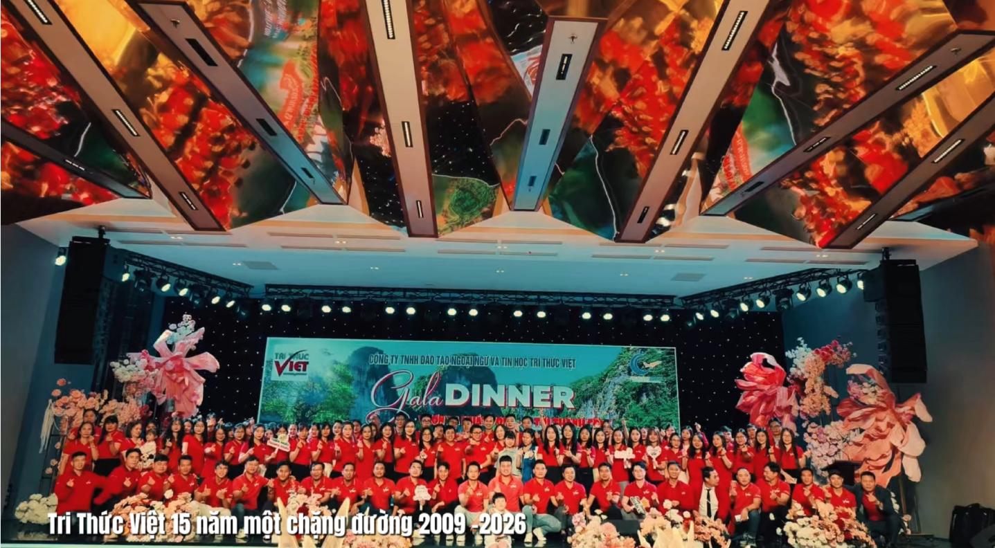 Tập thể cán bộ nhân viên Tri Thức Việt chụp ảnh kỷ niệm tại sự kiện Gala Dinner