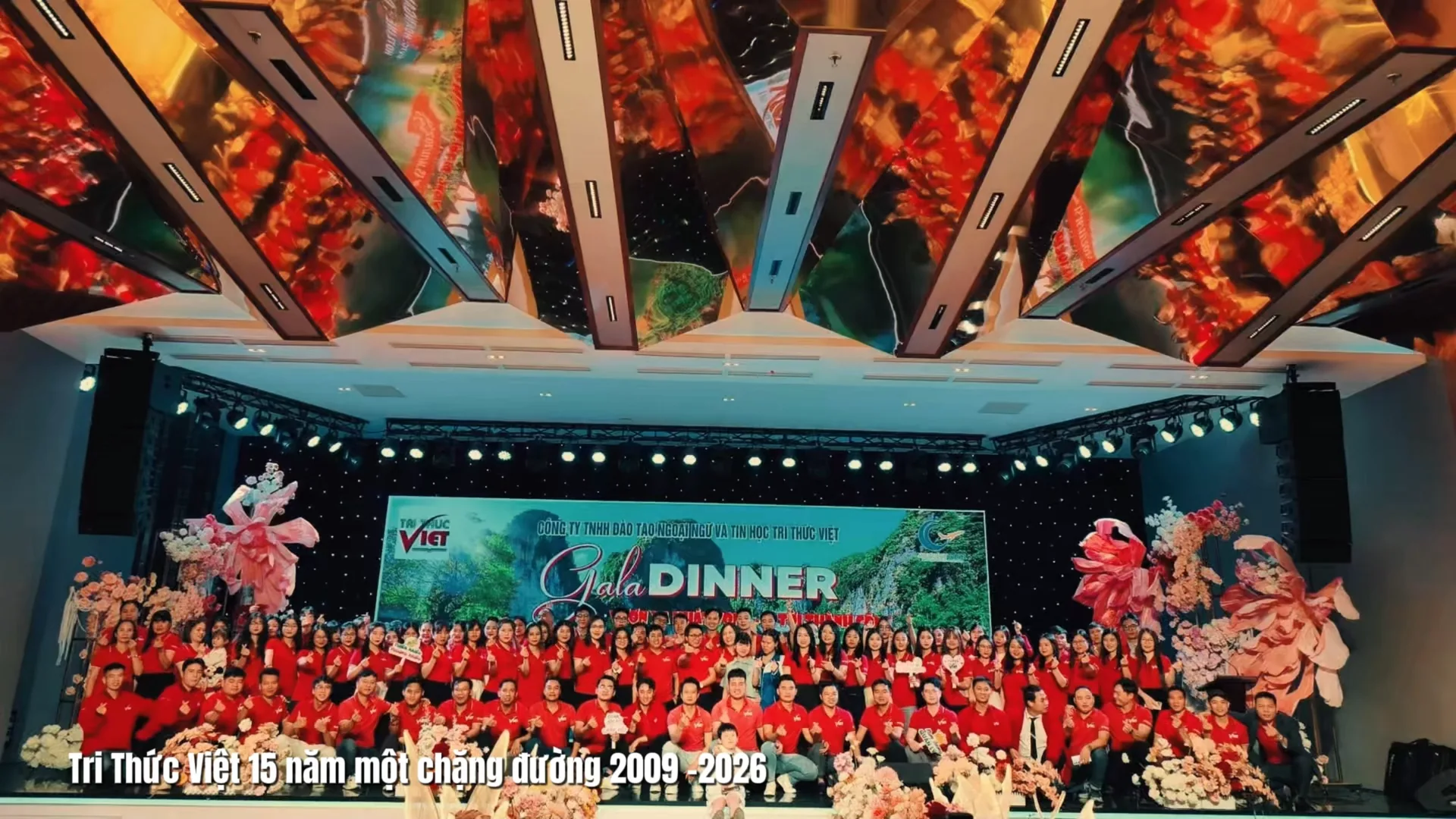 Tập thể Tri Thức Việt tại sự kiện Gala Dinner