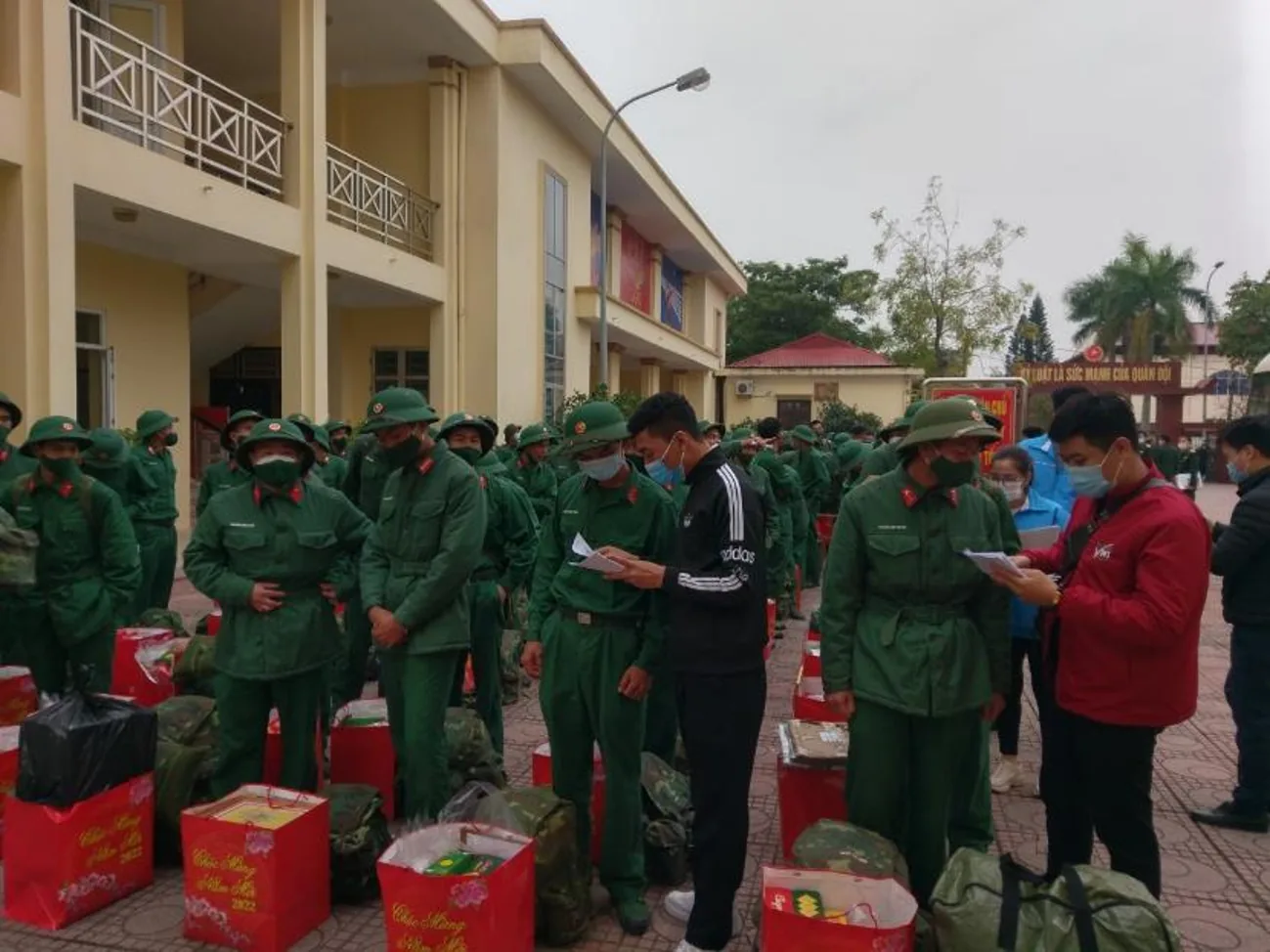 Hoạt động trao quà Tết tại đơn vị quân đội