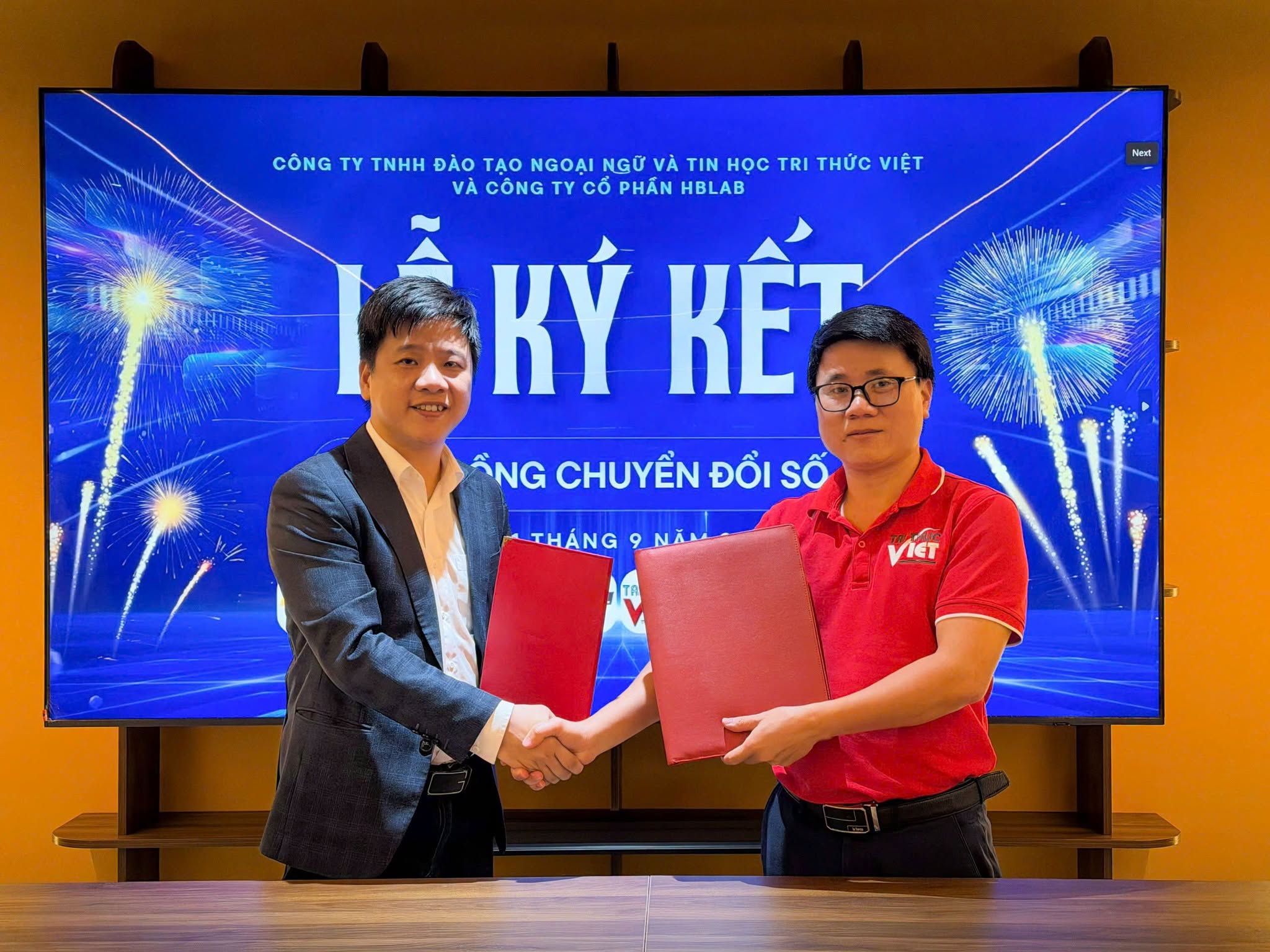Đại diện Tri Thức Việt và HBLAB tại lễ ký kết hợp tác chuyển đổi số
