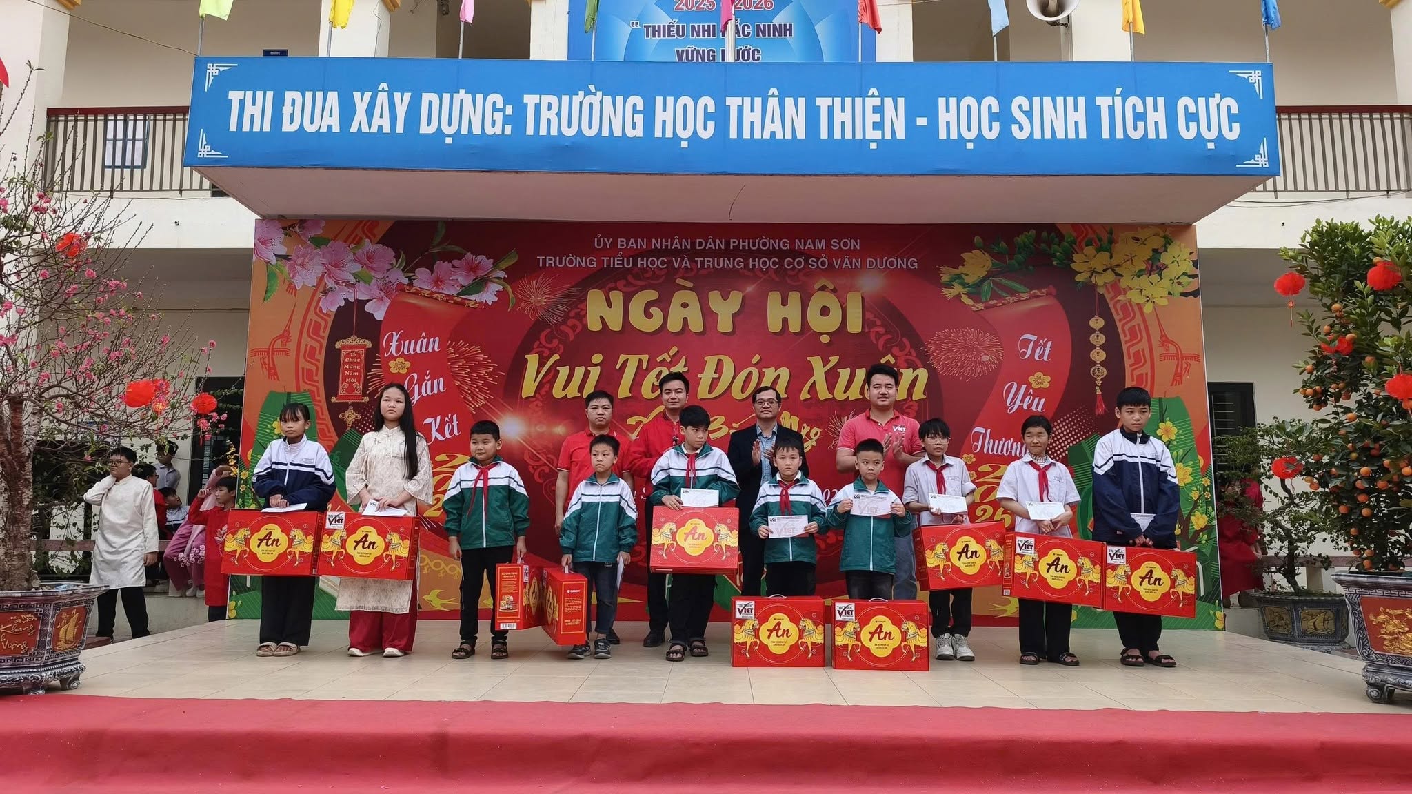 Hoạt động trao quà tại Ngày hội Vui Tết đón Xuân ở Trường Tiểu học và Trung học cơ sở Vân Dương