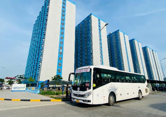 Xe đưa đón trước khu ký túc xá trong tư liệu quy mô doanh nghiệp